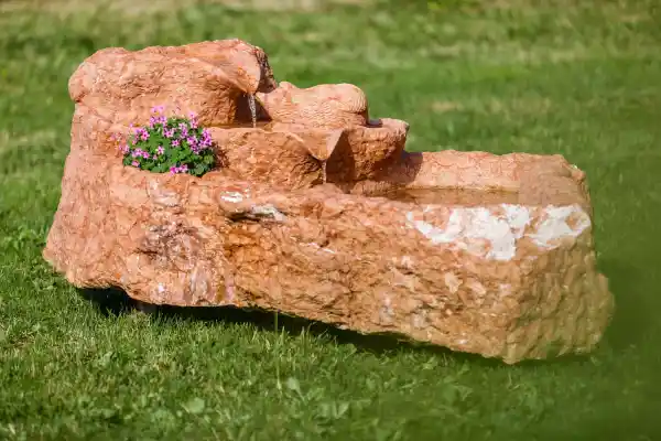 Dreistöckiger Brunnen mit Igel-Skulpturen aus einem naturbelassenen Kalksteinfindling