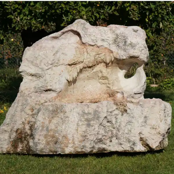 Großer Gartenbrunnen aus einem Nembro Kalksteinfindling mit Wasserspiel